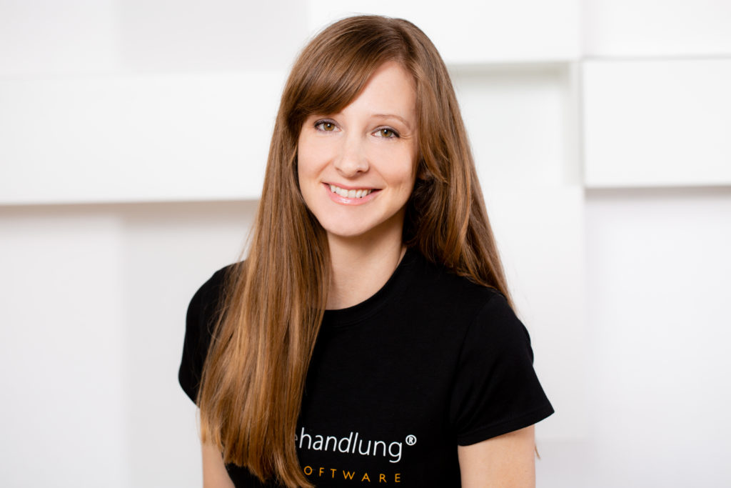 Melanie Schickel, Vertrieb und Marketing Leiterin, inBehandlung