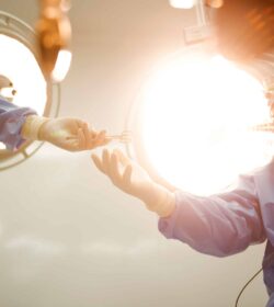 Asian,Doctors,Perform,Surgery,A,Group,Of,Surgeons,At,Work Auslandsabrechnung für Tierärzte: 0 % Steuer korrekt nutzen